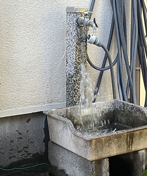 水栓柱に亀裂が入り水が噴き出している