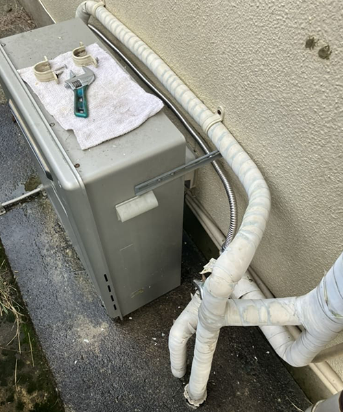 給湯器のフレキ管の交換作業中