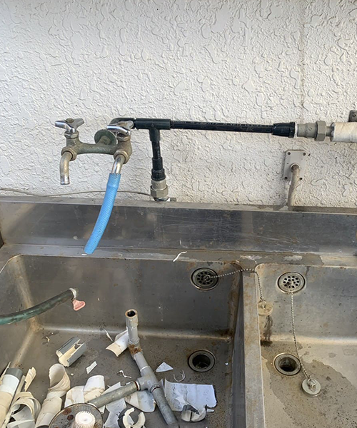 水道管の切り回し作業