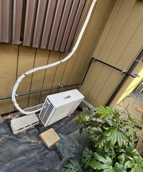 外壁に沿って給水管の引き直し工事中