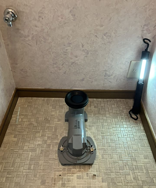 トイレの交換作業中