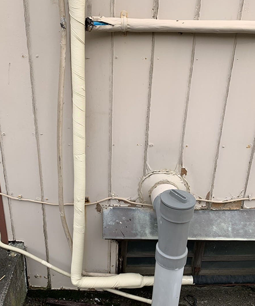 給水管の切り回し工事および保温材取り付け