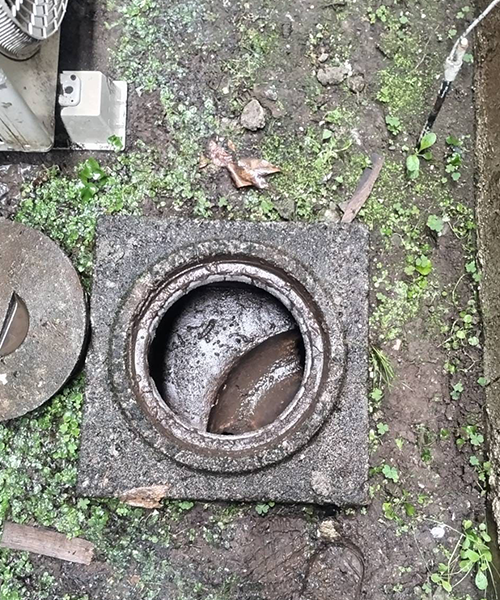 土砂が流れ込んだ下水桝