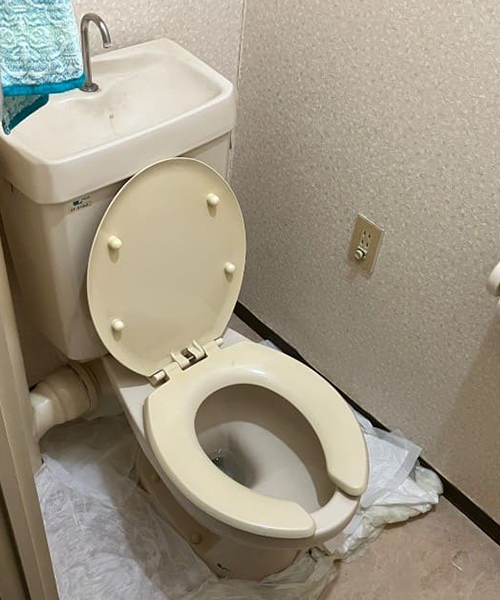 トイレタンクが破損して水漏れ発生