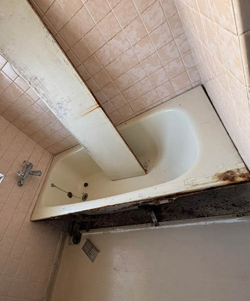 浴室の漏水箇所を調査