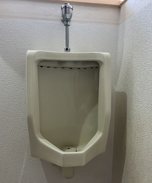 排水不良を起こした小便器