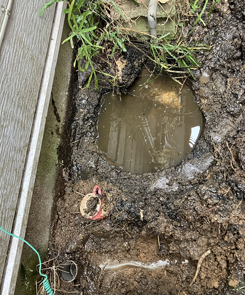 浄化槽付近での水漏れ現場