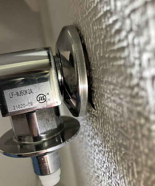 ぐらつきと水漏れを起こしている洗濯機蛇口