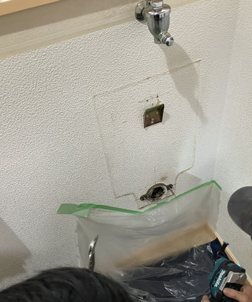 小便器の取り外し作業