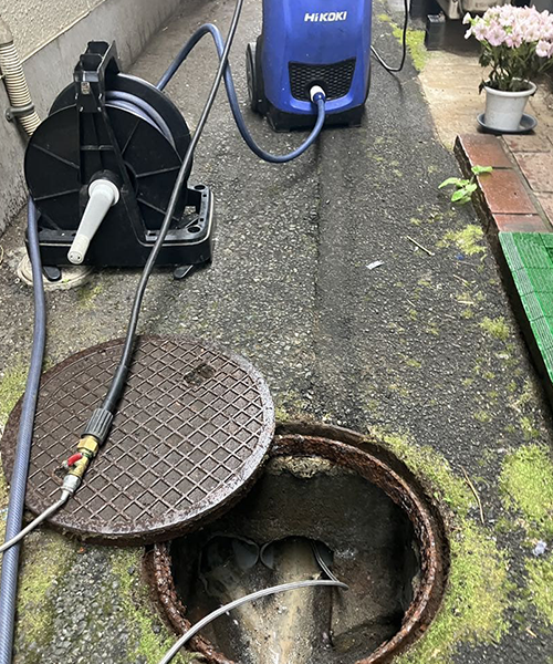 石桝の高圧洗浄作業