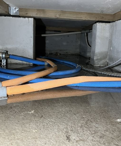 水浸しになった洗濯機の床下