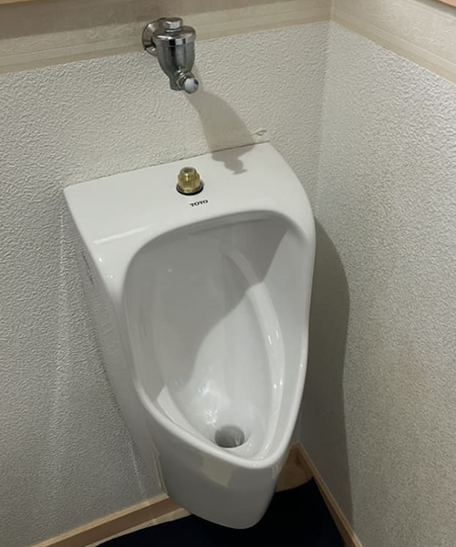 新しい小便器への交換作業