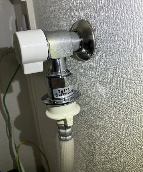 ぐらつきと水漏れを起こした洗濯機蛇口を交換