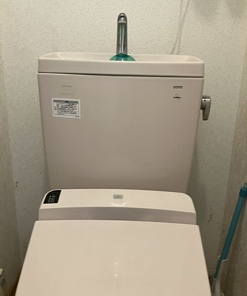 水漏れを起こしたトイレ