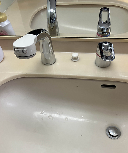 不具合を起こした洗面台のコンビネーション水栓