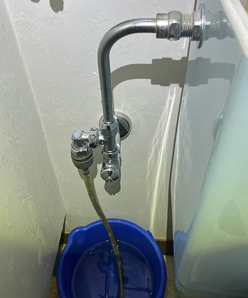 トイレの給水管から漏水発生
