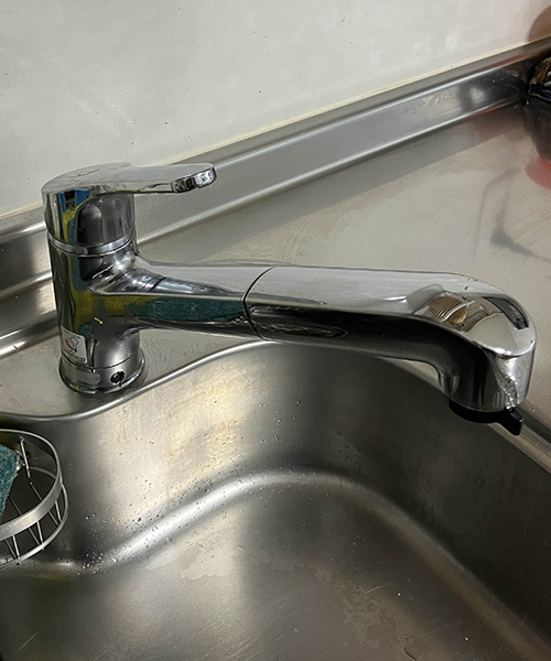 不具合を起こしたキッチンの台付シングル混合水栓