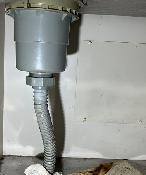 排水ホースの経年劣化により水漏れが発生