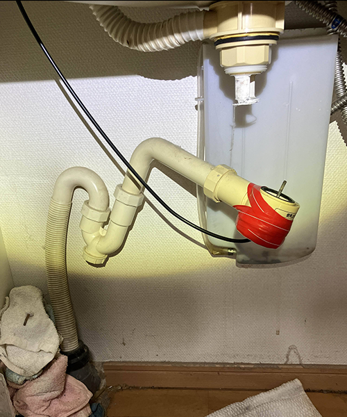 洗面台下の排水トラップが外れて水漏れが発生