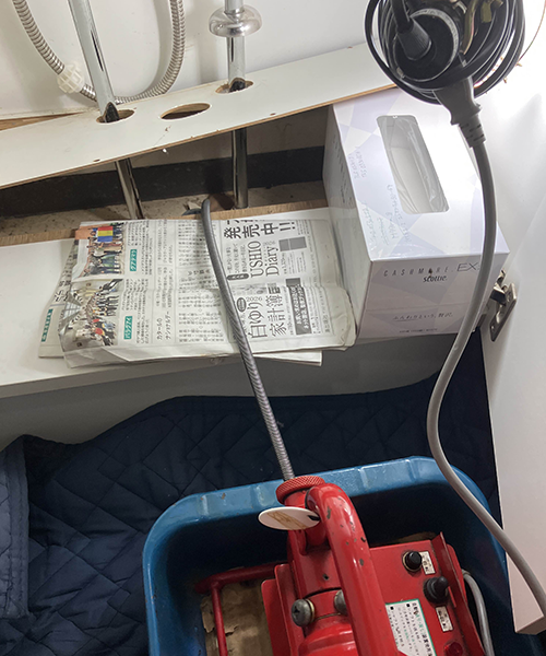 トーラーで排水管内の詰まり除去作業