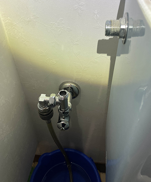 トイレの水漏れ修理作業