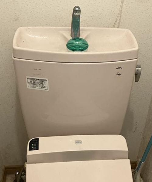 タンク内の部品交換してトイレの水漏れ修理