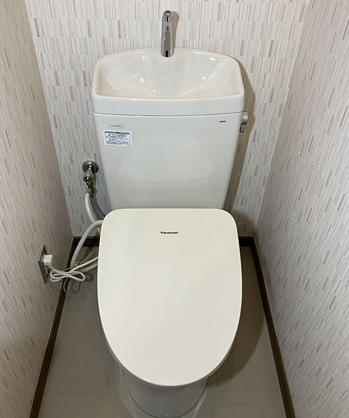 便器とトイレタンク交換後のトイレ