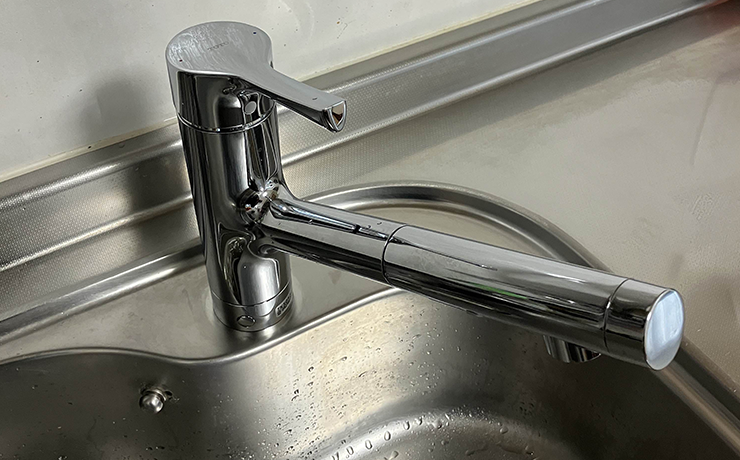 横浜市鶴見区でキッチン水栓をTOTOの「TKS05305JA」に交換