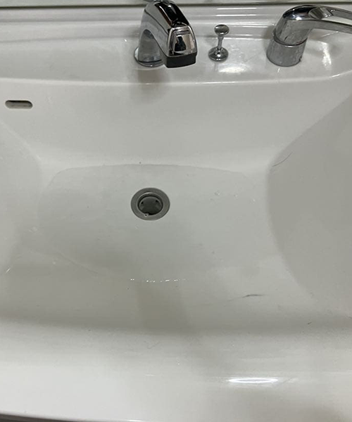排水詰まりを起こした洗面台