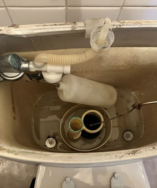 タンク内部品の劣化によりトイレで水漏れ発生