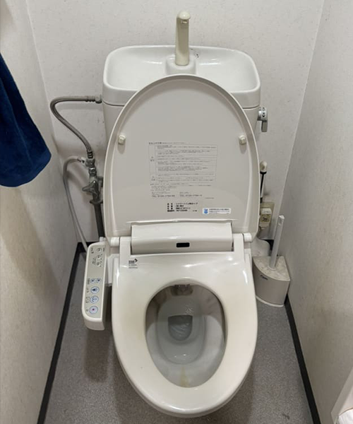 タンク内で水漏れしているトイレ