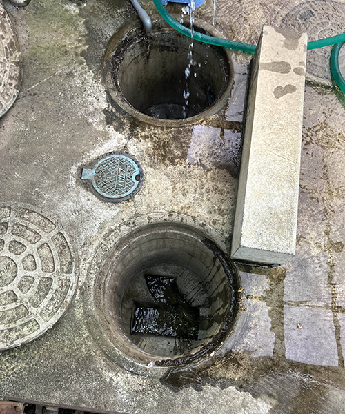 詰まりを起こしている排水桝