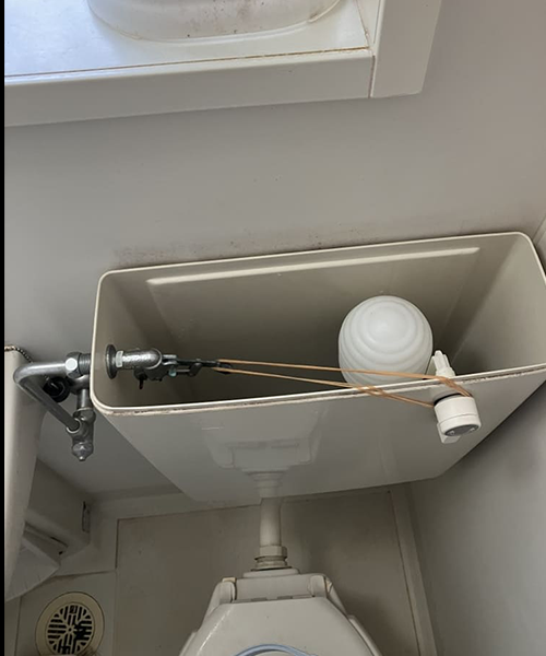 タンク内部品の故障で水が止まらなくなったトイレ
