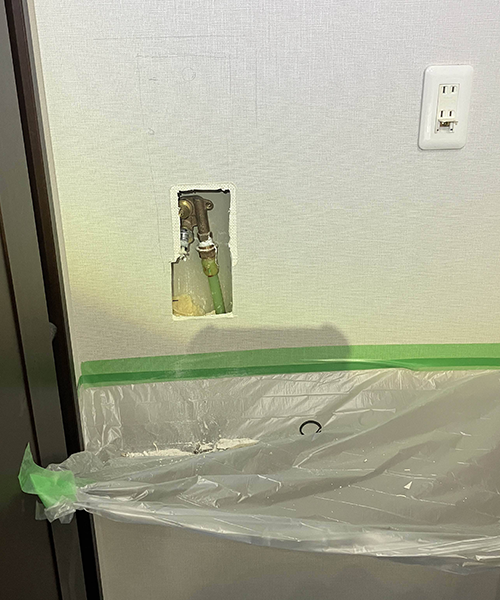 蛇口の移設するために壁を開口