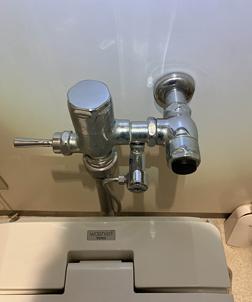 大便器のフラッシュバルブを交換して水漏れ修理