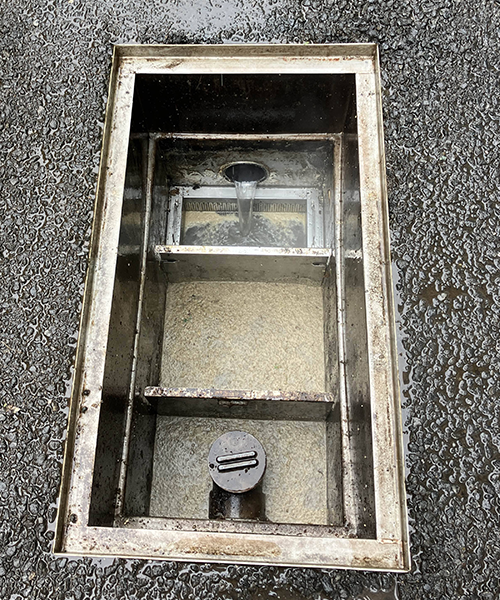 清掃と高圧洗浄後のグリストラップ
