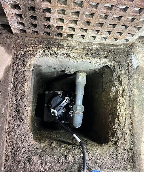 新しい汚水ポンプへの交換作業