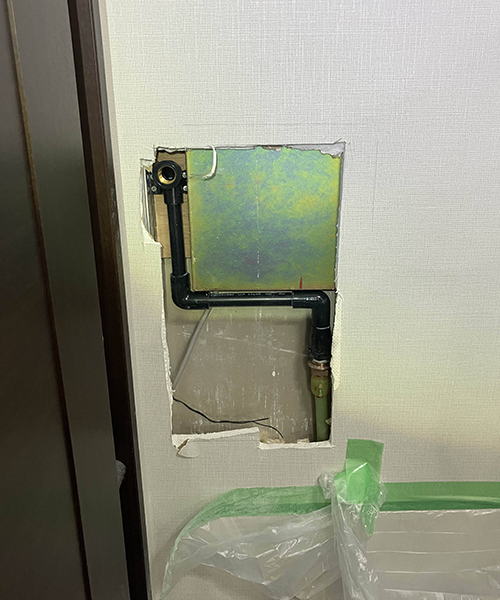 壁を開口して給水管を移設
