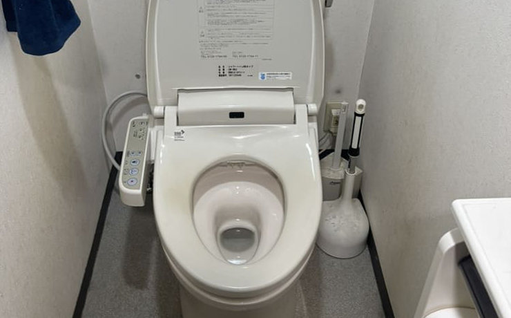 横浜市緑区でトイレタンク内の水漏れ修理に伴い便器とタンク交換
