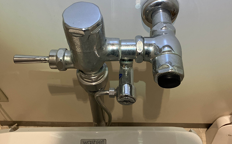 横浜市戸塚区でトイレの水漏れに伴い大便器フラッシュバルブ交換