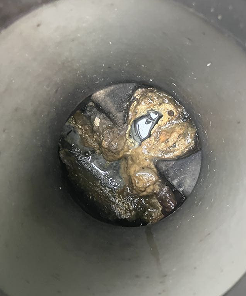 汚れにより詰まった排水桝