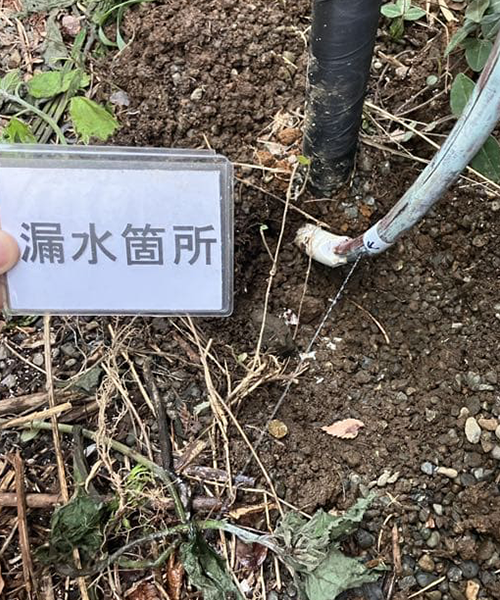 小さな穴が開いて水が噴き出している給湯管