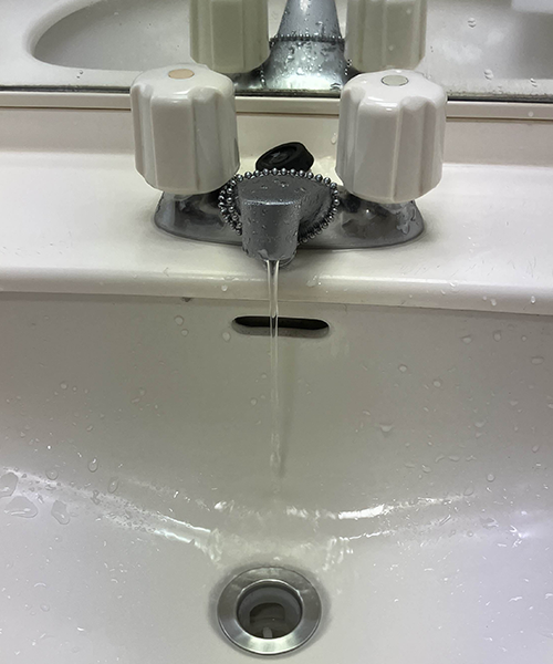 吐水口から水が流れ続けている蛇口