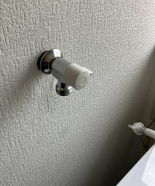 洗濯機用水栓の交換作業中
