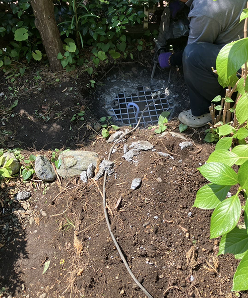 排水桝の蓋斫り作業中