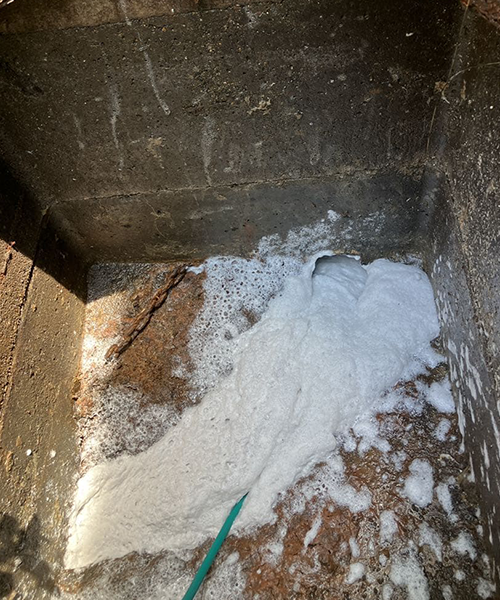 排水桝の汚れ除去作業