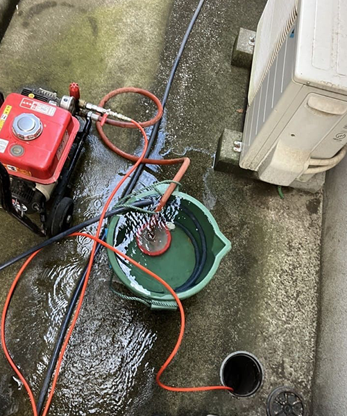 屋外の排水桝から高圧洗浄作業