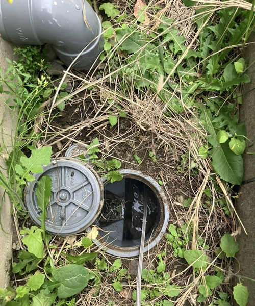 排水桝から高圧洗浄作業