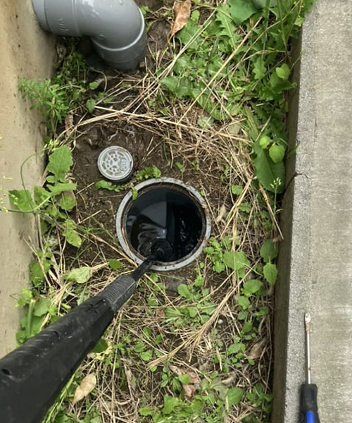 高圧洗浄して排水管の詰まり除去作業