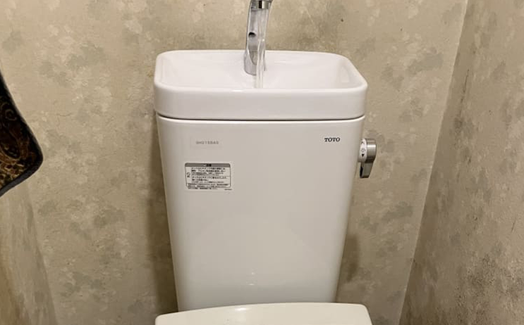 吉川市でタンクの手洗い管から水が止まらなくなったトイレを交換